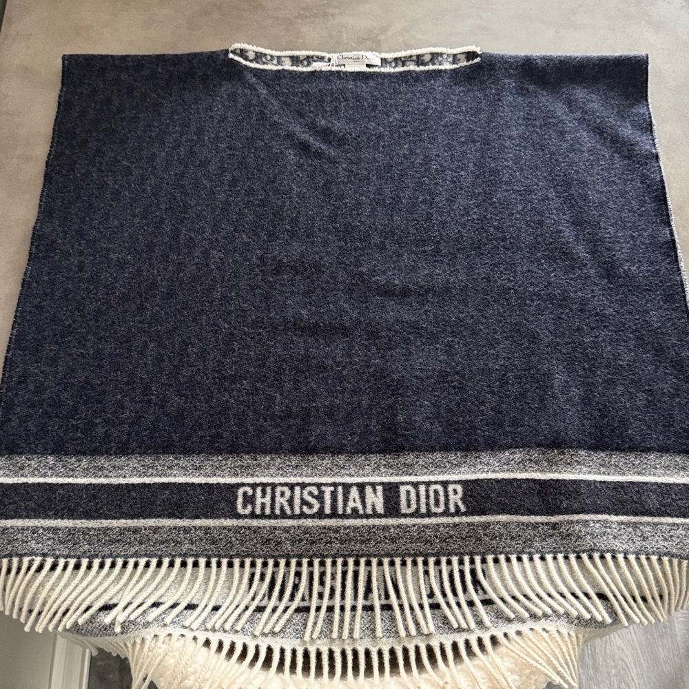 DIOR OBLIQUE REVERSIBLE
PONCHO - Picture 9 of 9